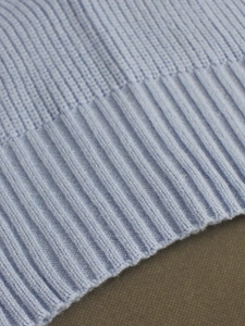 Débardeur court côtelé bleu ciel pour femme avec col en V et texture tricotée