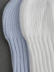 Bonnets en maille à grosses côtes bleu clair et blanc avec texture douce en laine mélangée