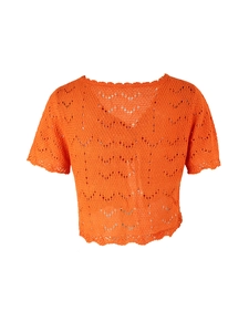 Detalle de cárdigan de punto calado naranja con textura de ondas y bordes festoneados