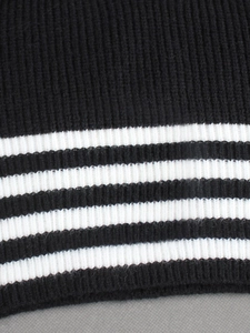 Vue détaillée du tissu en maille côtelée avec des rayures horizontales noires et blanches