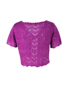 Detalle del top de ganchillo magenta con calados de corazón y bordes ondulados finos