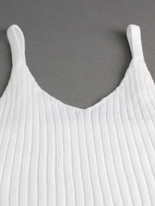 Détail du débardeur en maille côtelée blanche avec col en V et texture du tissu