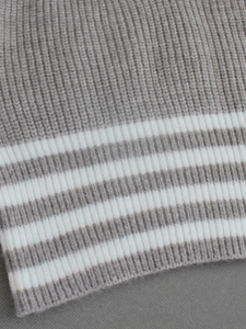 Gros plan sur le tissu en maille côtelée à rayures grises et blanches pour débardeur