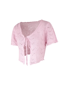 Detalle de cárdigan de punto calado rosa mostrando texturas y cierre de cordones