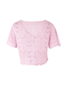 Detalle del top corto de punto rosa claro con delicados patrones calados de ondas