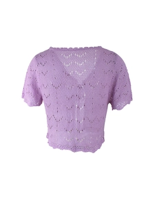 Vista trasera de cárdigan tejido lavanda con diseño calado de ondas y detalles de ganchillo