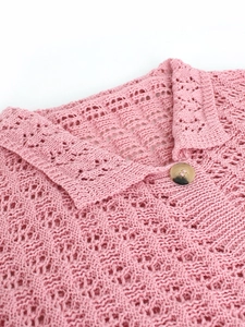 Haut en tricot rose ajouré avec col polo et bouton pour un style élégant et léger