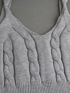 Schicke graue Strickweste mit V-Ausschnitt, Zopfmuster und weicher, hochwertiger Textur