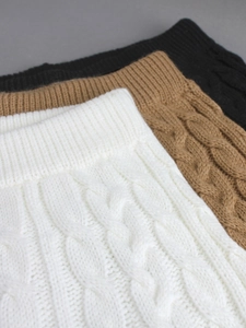 Set tre pezzi in maglia a trecce in bianco, kaki e nero con dettagli a costine