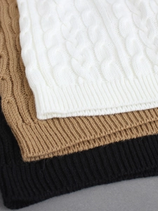 Set tre pezzi in maglia a trecce spessa nei colori bianco, kaki e nero morbido