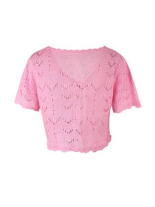 Detalle del top de punto calado rosa con patrones de ganchillo y bordes festoneados