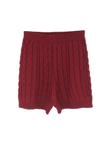 Vista dettagliata della trama a treccia rosso scuro e del girovita elastico degli shorts