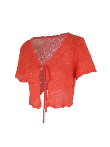 Detalle de textura de punto calado rojo y cordones en esta chaqueta de manga corta
