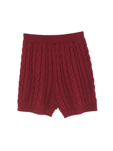Dettaglio degli shorts in maglia a trecce bordeaux con vita a costine e texture