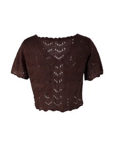Detalle de un crop top de ganchillo marrón oscuro con calados intrincados y bordes ondulados