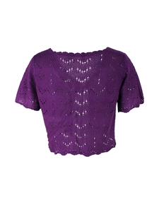 Detalle del top corto de ganchillo morado con mangas cortas y patrón de punto calado