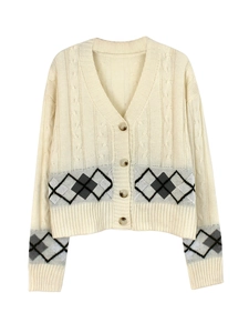 Classic cable knit cardigan in cream with V-neck and stylish argyle patterns on the hem