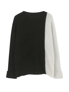 Pull en maille bicolore noir et blanc pour femme avec col rond et coupe ample