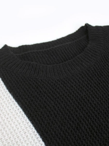 Pull en maille à col rond minimaliste avec blocs de couleurs noir et blanc et texture gaufrée
