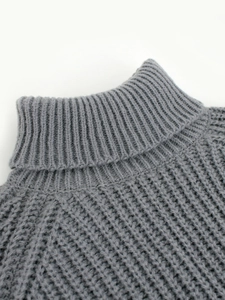 Damen-Strickpullover in Grau mit hohem Kragen, grobem Strickmuster und seitlichen Schlitzen