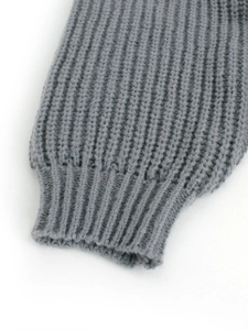 Grauer Grobstrickpullover mit gerippten Bündchen und Seitenschlitzen für den Winter
