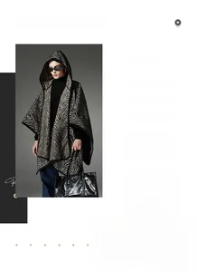 Vista dettagliata del poncho con cappuccio zebrato da donna e borsa tote in pelle nera