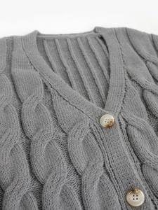 Classic cable knit long cardigan for women with marble-textured buttons and V-neckline