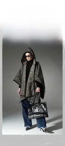 Détail du châle à capuche avec motif zébré noir et blanc et texture douce en tricot