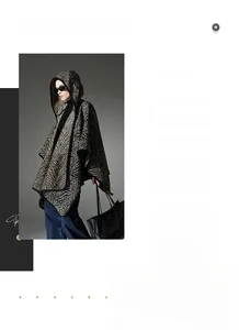 Détail d'un poncho à capuche en tricot motif zèbre marron et noir au style scandinave
