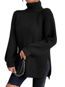 Details vom Grobstrick-Rollkragenpullover mit Seitenschlitz und Laternenärmeln