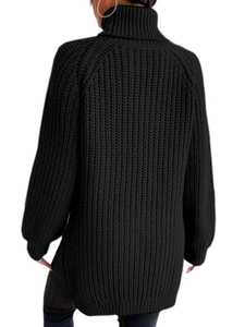 Rückenansicht des dicken schwarzen Rollkragenpullovers mit langer Silhouette und Textur