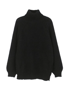 Makroaufnahme von schwarzem Rollkragenpullover mit grober Rippenstruktur und Strickmustern