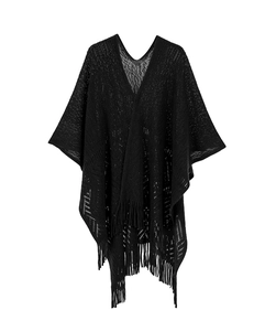 Détail d'un poncho en tricot noir avec texture crochet légère et ourlet à longues franges
