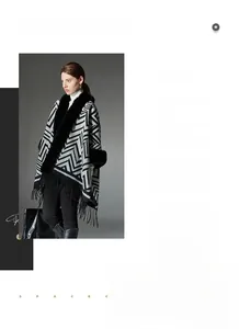 Détail d'un châle en maille jacquard zigzag gris avec col en fourrure et franges