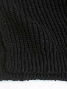Nahaufnahme von dickem schwarzen Grobstrickgewebe mit vertikalem Rippenmuster-Detail