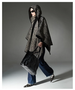 Dettaglio del poncho con cappuccio caratterizzato da una stampa animalier zebrata