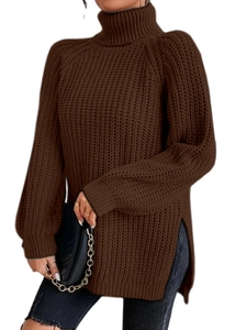 Detailansicht brauner Grobstrickpullover mit Rollkragen und tiefen Seitenschlitzen