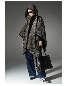 Détail du poncho à capuche motif zèbre avec texture épaisse pour l'automne et l'hiver