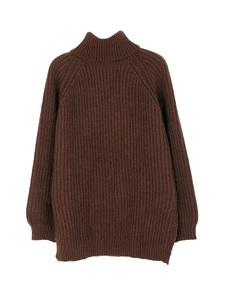 Detailaufnahme der groben Strickstruktur des dunkelbraunen Pullovers mit hohem Kragen