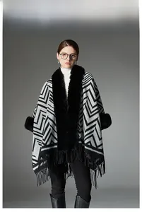 Détail du motif géométrique noir et blanc élégant avec col en fourrure et franges