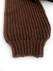 Detailansicht der dunkelbraunen groben Strickpullover-Ärmel mit Rippbündchen-Struktur