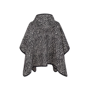 Détail d'un poncho en maille à capuche avec motif zèbre noir et blanc et bordures