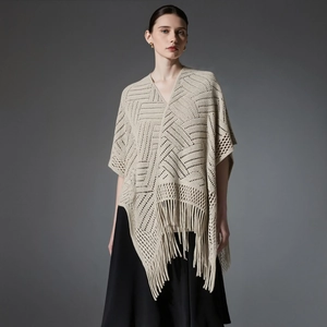 Châle poncho en tricot à col en V pour femme avec motifs ajourés et longues franges beige