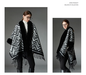 Détail d'un châle en tricot à chevrons noir et blanc avec fausse fourrure et franges