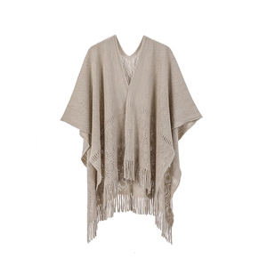 Poncho tricoté kaki élégant avec motif ajouré et longues franges de style bohème