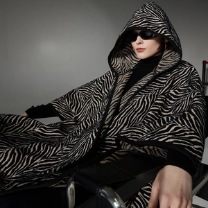 Cape poncho à capuche pour femme avec imprimé zèbre noir et blanc en maille épaisse