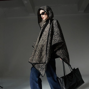 Cape à capuche chic à motif zébré pour femme avec imprimé animal noir et blanc élégant