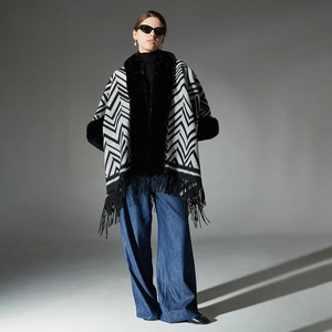 Poncho femme en maille à motifs géométriques noirs et blancs avec col en fausse fourrure