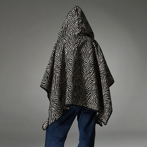 Cape à capuche pour femme avec motif zèbre en tricot épais et coupe ample