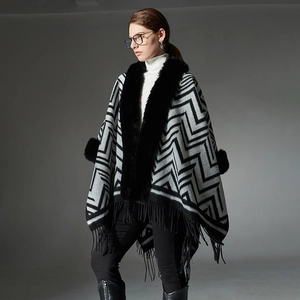 Poncho tricoté femme automne hiver avec motif à vagues grises et col en fausse fourrure